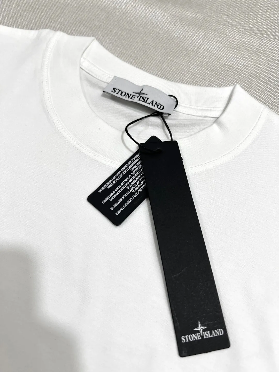 P140 STONE ISLAND top version, differentiated currency, 2025ss official website synchronization, embroidered small label LOGO short-sleeved T-shirt, 64 counts, high density 240g double yarn pure cotton, imported machine embroidered small label, embroidered letters are clean and neat, supports NFC scanning code to enter GW, YB ready-to-wear fabric collar hemming, shoulder bone and tight thread It will not deform after being worn for a long time. It has been washed with high temperature for 4 times. It does not fade, shrink or pill. It is comfortable and stretchable. It is a must-have wardrobe item. Same style for men and women. Five colors: lilac gray, dark gray, white, black, copper brown. Size: XS-L. Maximum L can wear 200 pounds.